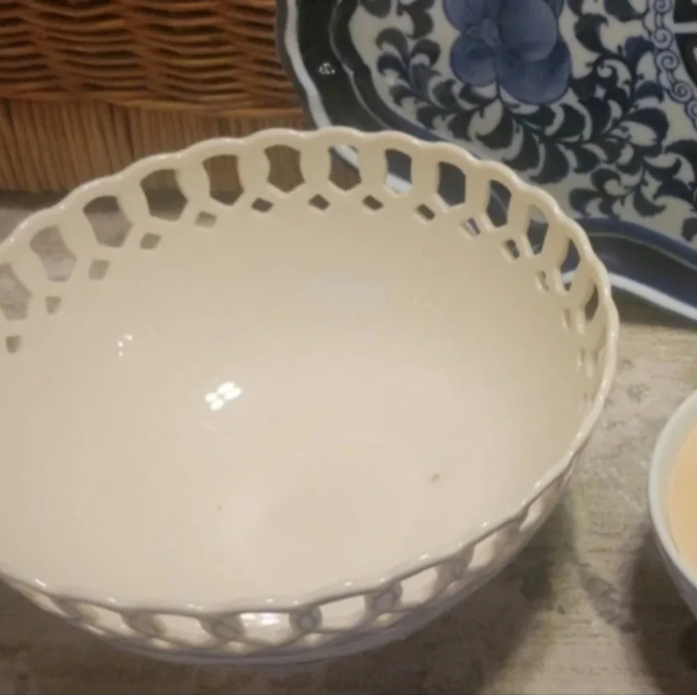 Blue Heirloom openwork porcelain bowl 8" - Picture 5 of 8
